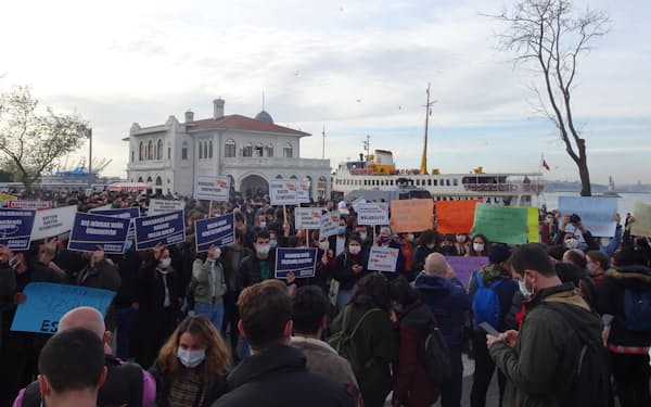 学長の任命を巡り抗議する大学生ら（1月、イスタンブールの船着き場）