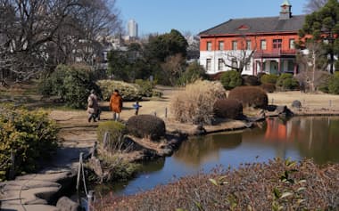 園内の日本庭園。右奥には洋風建築の様相を残した旧東京医学校本館が見える