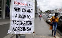 8日、変異ウイルスの影響を伝える南アフリカの新聞の広告（ヨハネスブルク）=ロイター
