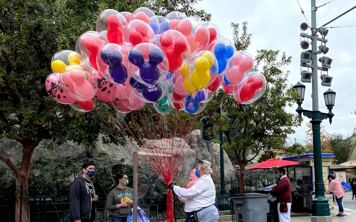 新型コロナ 米ディズニー ワクチン接種10万回 夢の国が挑む現実 日本経済新聞 新型コロナ 米ディズニー ワクチン接種10万回 夢の国が挑む現実 日本経済新聞