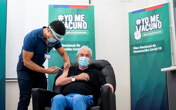 中国製ワクチンの接種を受けるチリのピニェラ大統領（12日）=ロイター
