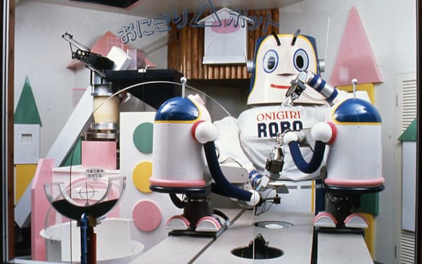 花博で人気を博したおにぎりロボット。左奥に見えるのが連続炊飯装置（大阪ガス提供）