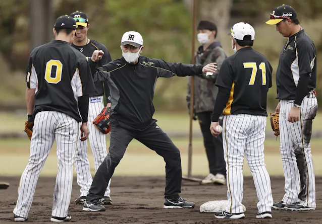 プロ野球 臨時コーチ の意味 もう一つの闘いに注目 日本経済新聞