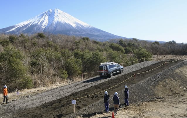 富士山火山灰で走行実験 噴火時の活動想定 静岡 日本経済新聞