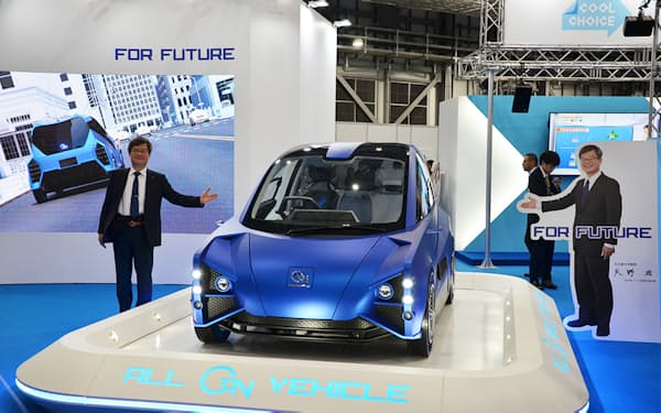 窒化ガリウム半導体を採用した電気自動車と開発リーダーの天野教授（2019年の東京モーターショーで）=名古屋大学提供