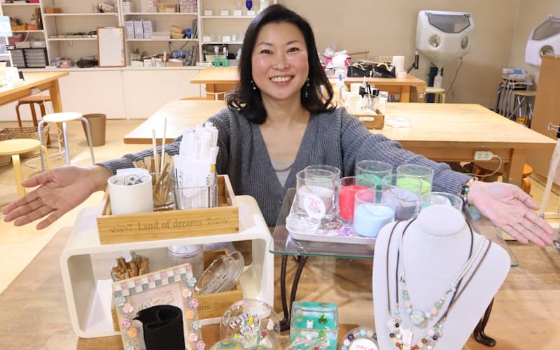 ガラス雑貨の手作り体験店「ルーベラ」を引き継いだ袴田さん(浜松市) ガラス雑貨の手作り体験店「ルーベラ」を引き継いだ袴田さん(浜松市)