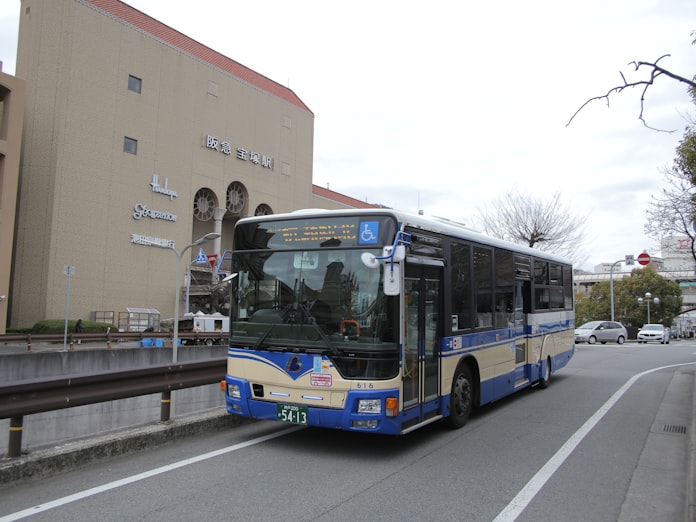 阪急お膝元 宝塚に阪神バス 幻の線路 車道に転用 日本経済新聞 阪急お膝元 宝塚に阪神バス 幻の線路 車道に転用 日本経済新聞