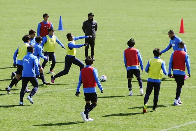 飲水タイムは作戦タイム コロナで変わるサッカー 日本経済新聞 飲水タイムは作戦タイム コロナで変わるサッカー 日本経済新聞