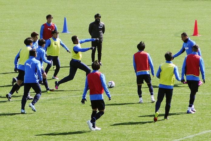 飲水タイムは作戦タイム コロナで変わるサッカー 日本経済新聞 飲水タイムは作戦タイム コロナで変わるサッカー 日本経済新聞