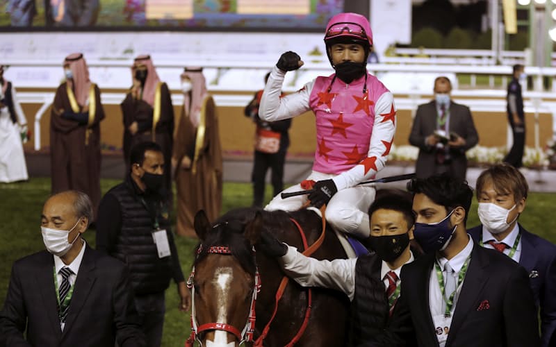 ピンクカメハメハでサウジダービーを制し、喜ぶ戸崎圭太騎手ら=AP ピンクカメハメハでサウジダービーを制し、喜ぶ戸崎圭太騎手ら=AP