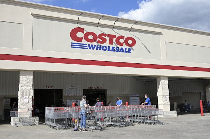 米コストコ 最低時給を1700円に引き上げ 競合引き離し 日本経済新聞 米コストコ 最低時給を1700円に引き上げ 競合引き離し 日本経済新聞