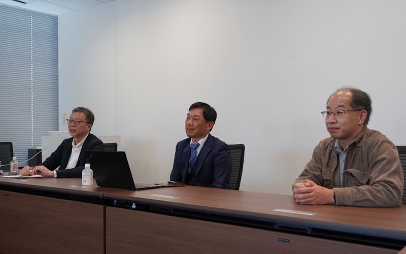 IIJの亀井正浩氏(左)、矢吹重雄氏(中央)、佐々木太志氏(右) IIJの亀井正浩氏(左)、矢吹重雄氏(中央)、佐々木太志氏(右)