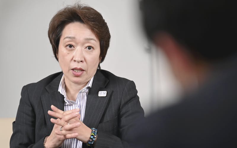 インタビューに答える大会組織委員会の橋本会長(26日、東京都内) インタビューに答える大会組織委員会の橋本会長(26日、東京都内)