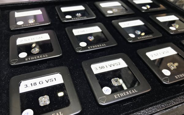 国際宝飾展にならぶ合成ダイヤ。技術進展で3～4㌌の大粒なものも増えてきた