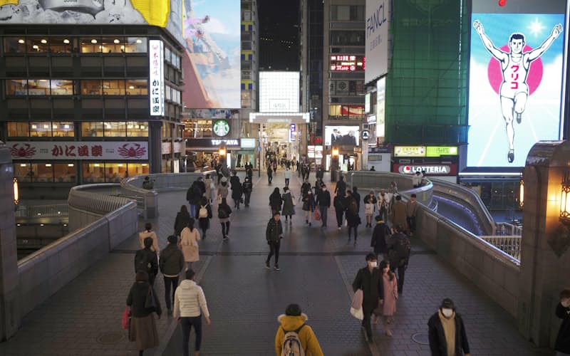 緊急事態宣言が月末までで解除されることになった大阪・ミナミ=26日午後7時23分 緊急事態宣言が月末までで解除されることになった大阪・ミナミ=26日午後7時23分