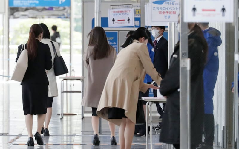 検温やアルコール消毒などの感染防止対策を講じ実施された企業の合同説明会(1日、千葉市美浜区の幕張メッセ) 検温やアルコール消毒などの感染防止対策を講じ実施された企業の合同説明会(1日、千葉市美浜区の幕張メッセ)