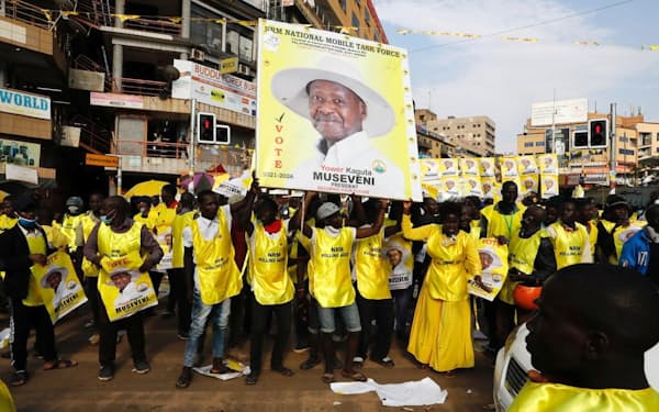 ウガンダのムセベニ大統領の6選を喜ぶ支持者ら（1月、カンパラ）