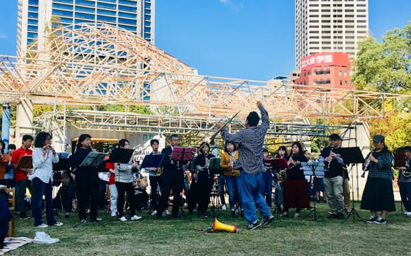 東遊園地での社会実験には市民楽団やボランティアが多数参加した（2018年）