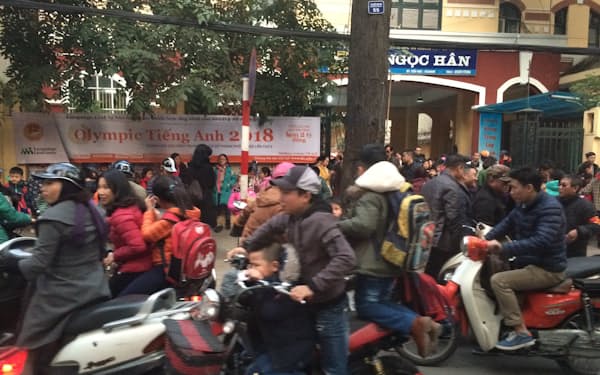 公共交通機関が貧弱なベトナムではバイクがなければ生活できない（ハノイ）