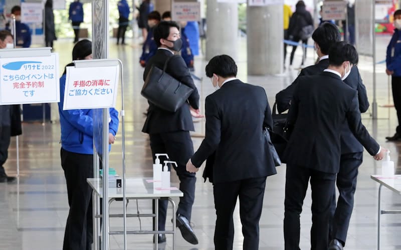 検温やアルコール消毒などの感染防止対策を講じ実施された企業の合同説明会(1日、千葉市美浜区の幕張メッセ) 検温やアルコール消毒などの感染防止対策を講じ実施された企業の合同説明会(1日、千葉市美浜区の幕張メッセ)