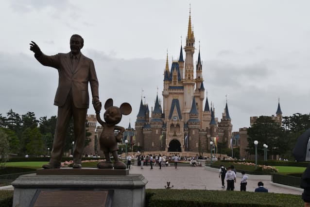 東京ディズニー 時短営業と人数制限を3月21日まで延長 日本経済新聞