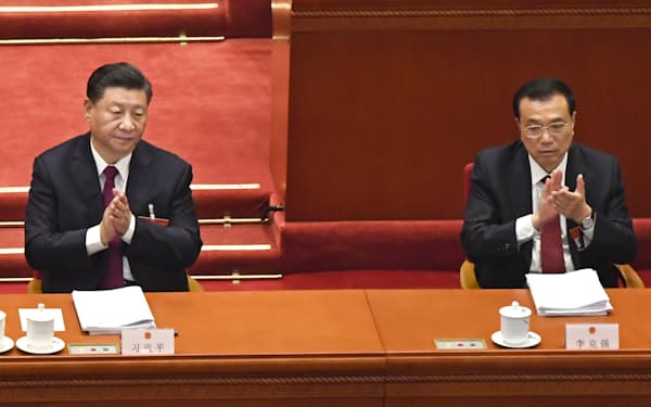 中国全人代の開幕式で拍手する習近平国家主席（左）と李克強首相=5日、北京の人民大会堂（共同）