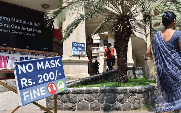 マスク未着用の来店者に200ルピーの罰金を科す商業施設（9日、ムンバイ）