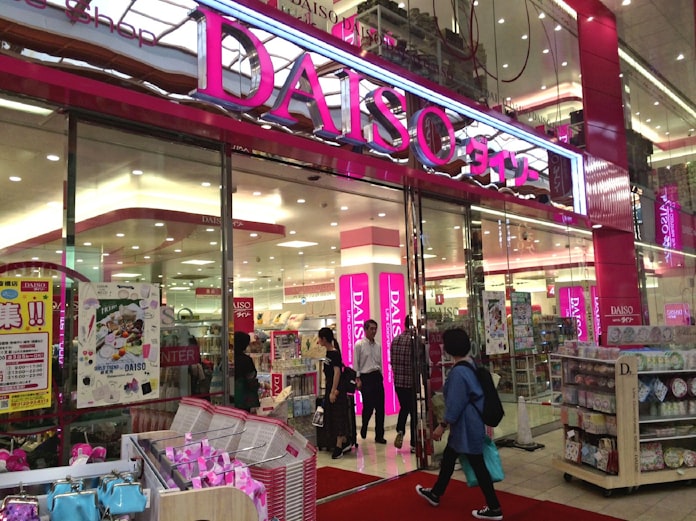 ダイソー 100均 商品置かない店舗 300 1000円 日本経済新聞 ダイソー 100均 商品置かない店舗 300 1000円 日本経済新聞