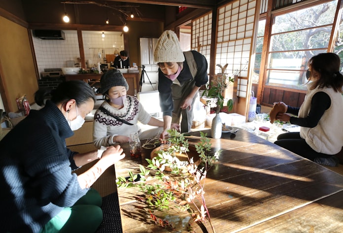 アクセサリーや花束に 雑草 が放つ宝石の輝き 日本経済新聞 アクセサリーや花束に 雑草 が放つ宝石の輝き 日本経済新聞