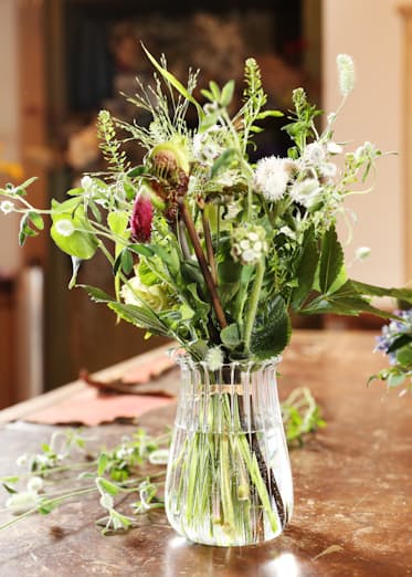 アクセサリーや花束に 雑草 が放つ宝石の輝き 日本経済新聞 アクセサリーや花束に 雑草 が放つ宝石の輝き 日本経済新聞