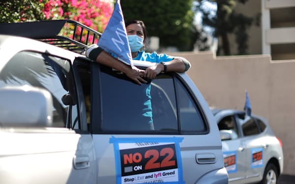 米カリフォルニア州でウーバーの雇用条件に抗議するウーバーの運転手。ウーバーは世界中で労働条件に関する訴訟を抱えている=ロイター