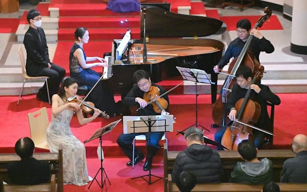 オープニングコンサートでは日下紗矢子（前列左）ら5人がシューベルトのピアノ五重奏曲を演奏した（兵庫県芦屋市）