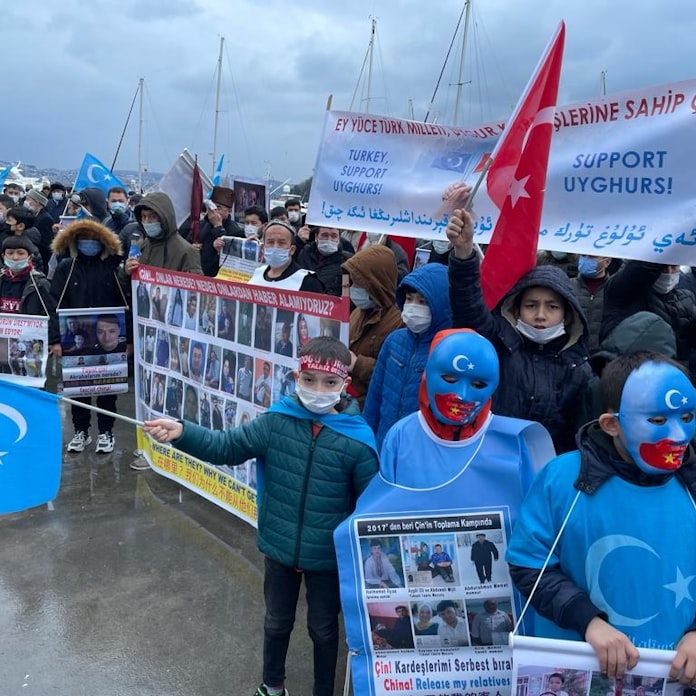 トルコでウイグル族らデモ 王毅外相訪問で 日本経済新聞 トルコでウイグル族らデモ 王毅外相訪問で 日本経済新聞