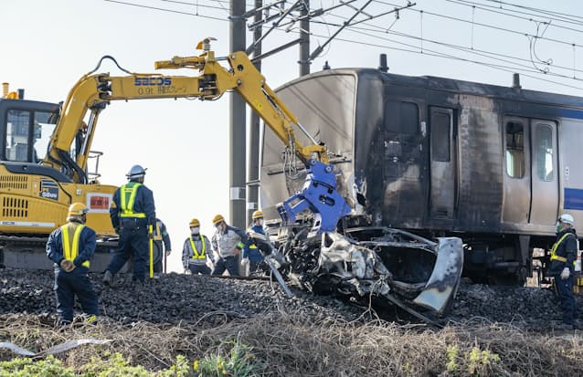 常磐線電車が脱線し炎上 茨城 警察追跡の車と衝突 日本経済新聞 常磐線電車が脱線し炎上 茨城 警察追跡の車と衝突 日本経済新聞