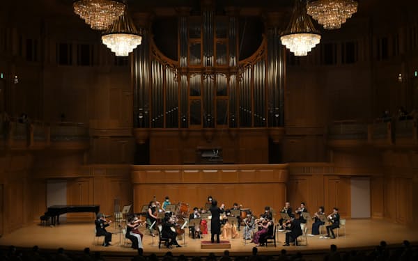 飯森指揮のもとISOがモーツァルトや現代音楽を演奏した（©樋川智昭）