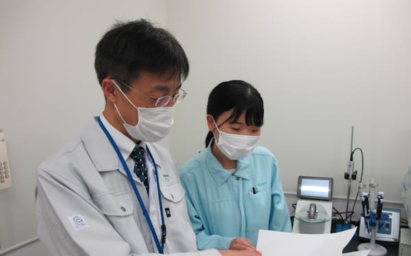 「第四新卒」採用で転職してきた川上さん（左）はヘルスケア事業本部の副本部長を務める