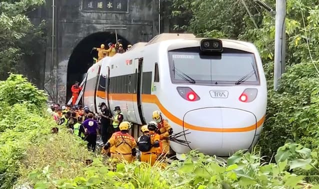 突然衝撃音が 台湾の脱線事故 車両の損傷激しく 日本経済新聞 突然衝撃音が 台湾の脱線事故 車両の損傷激しく 日本経済新聞