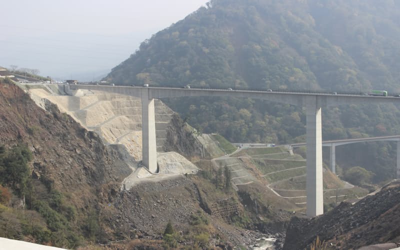 3月に開通した新阿蘇大橋(熊本県南阿蘇村) 3月に開通した新阿蘇大橋(熊本県南阿蘇村)