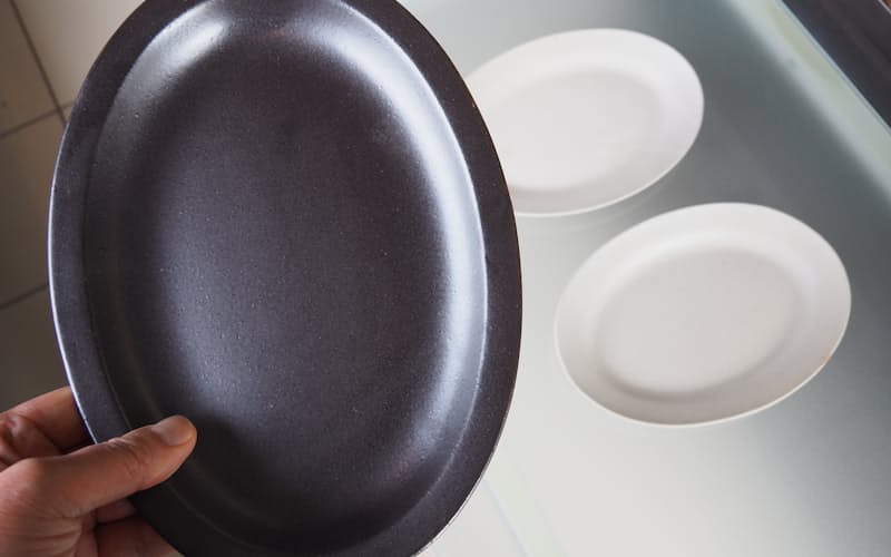 陶房はせがわの「黒と白のオーバル皿セット」 陶房はせがわの「黒と白のオーバル皿セット」