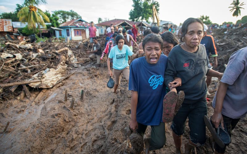 インドネシア東部では洪水による大きな被害が発生=6日、ロイター
インドネシア東部では洪水による大きな被害が発生=6日、ロイター