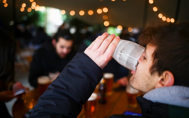 英国文化を象徴するパブの営業が屋外に限り、12日から4カ月ぶりに可能になった=ロイター 英国文化を象徴するパブの営業が屋外に限り、12日から4カ月ぶりに可能になった=ロイター