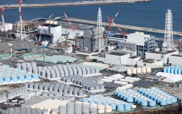 東京電力福島第1原発の敷地内に並ぶ、処理水などを入れるタンク（3月）