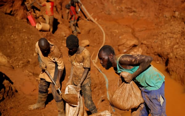 ジンバブエにある金鉱山。採掘現場の環境は汚く、醜悪で虐待が横行しているという=ロイター