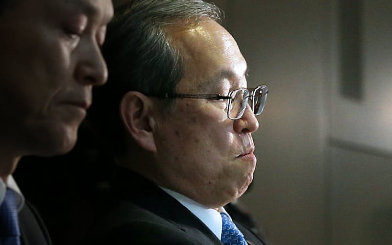 東芝の綱川智氏(奥)が社長に再登板する 東芝の綱川智氏(奥)が社長に再登板する