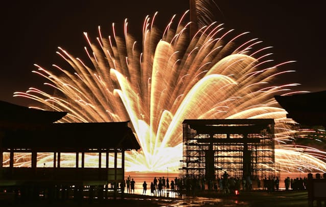 広島 宮島の花火大会に幕 集客多く 安全対策 限界 日本経済新聞 広島 宮島の花火大会に幕 集客多く 安全対策 限界 日本経済新聞