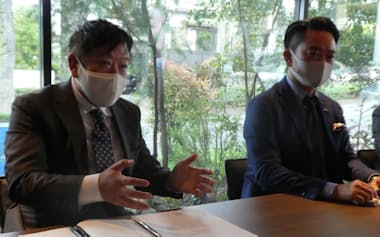 記者会見するAFC-HDの浅山社長（左）となすびの藤田社長（静岡市のなすび本社）