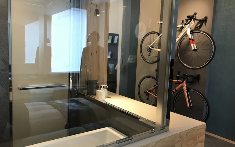 「サイクルルーム」は壁に飾った愛車を風呂場からも眺められる 「サイクルルーム」は壁に飾った愛車を風呂場からも眺められる
