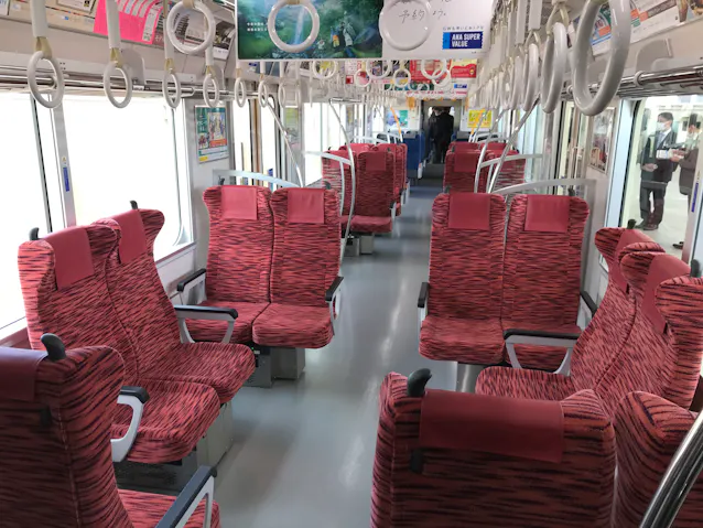 京急が新車両公開 イベント時はシートを 車座 配置も 日本経済新聞