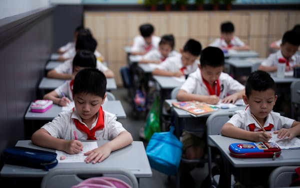 湖北省武漢市の小学校で授業を受ける子どもたち（2020年9月）=ロイター