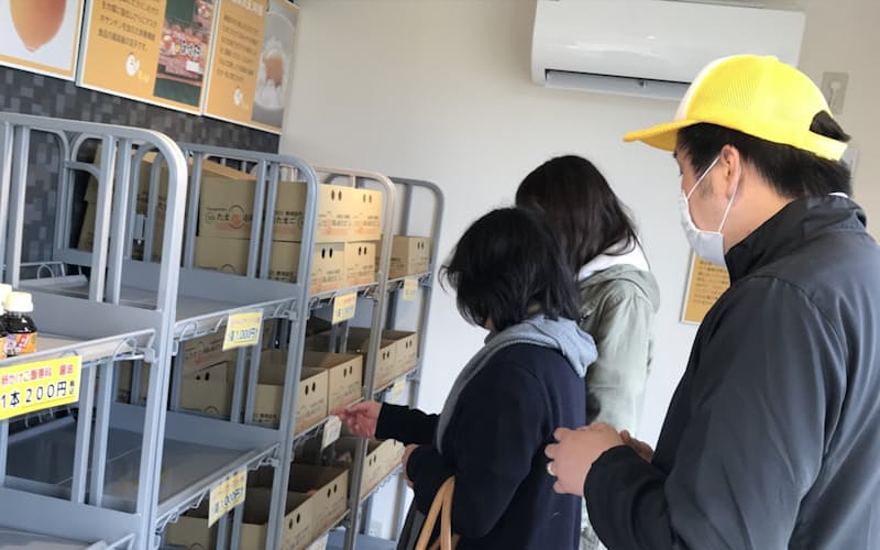 ひたち農園の無人直売所では20~50個入りの鶏卵を一律1000円で購入できる(茨城県ひたちなか市) ひたち農園の無人直売所では20~50個入りの鶏卵を一律1000円で購入できる(茨城県ひたちなか市)